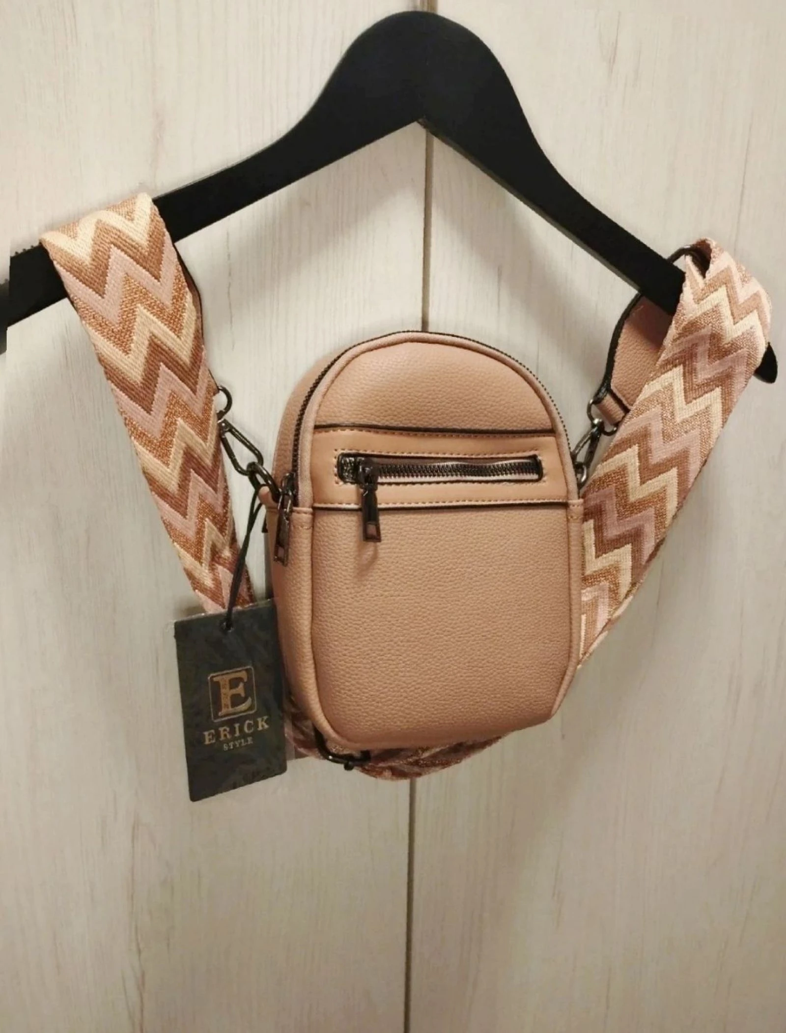 Bolsa transversal com alça larga Chevrón – photo 4